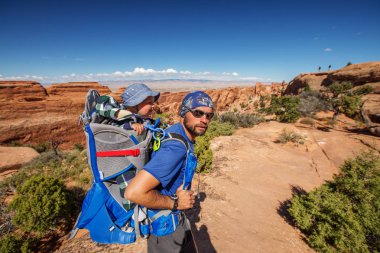 Arches National Park Utah, ABD bebek oğlu ile bir aile ziyaret