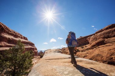Uzun yürüyüşe çıkan kimse Arches National park Utah, ABD aittir