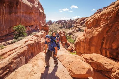 Arches National Park Utah, ABD bebek oğlu ile bir aile ziyaret