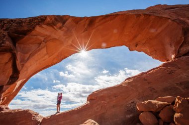Anne bebek oğlu ile kal manzarası kemer Utah, ABD Arches National Park içinde aşağıda