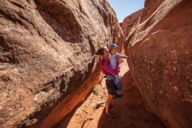 Arches National Park Utah, ABD bebek oğlu ile bir aile ziyaret