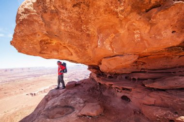Uzun yürüyüşe çıkan kimse Canyonlands Milli Parkı'nda Utah, ABD