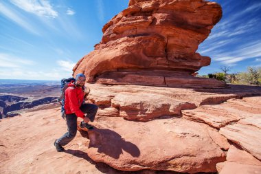 Uzun yürüyüşe çıkan kimse Canyonlands Milli Parkı'nda Utah, ABD