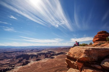 Uzun yürüyüşe çıkan kimse Canyonlands Milli Parkı'nda Utah, ABD aittir