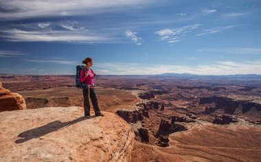 Uzun yürüyüşe çıkan kimse Canyonlands Milli Parkı'nda Utah, ABD aittir