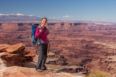 Uzun yürüyüşe çıkan kimse Canyonlands Milli Parkı'nda Utah, ABD aittir