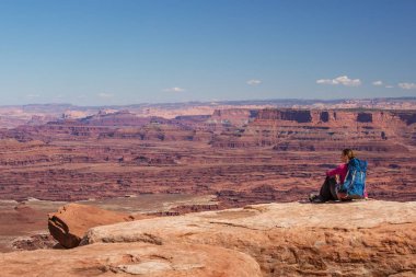 Uzun yürüyüşe çıkan kimse Canyonlands Milli Parkı'nda Utah, ABD aittir