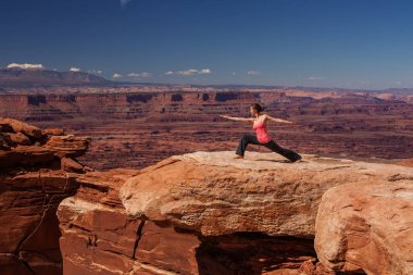 Kadın meditasyon yoga Canyonlands Milli Parkı'nda Utah, ABD yaparken