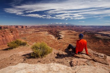 Uzun yürüyüşe çıkan kimse Canyonlands Milli Parkı'nda Utah, ABD