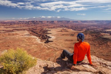 Uzun yürüyüşe çıkan kimse Canyonlands Milli Parkı'nda Utah, ABD