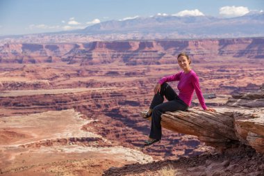Uzun yürüyüşe çıkan kimse Canyonlands Milli Parkı'nda Utah, ABD aittir