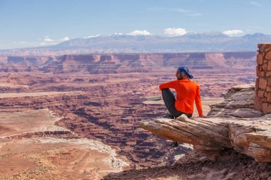 Uzun yürüyüşe çıkan kimse Canyonlands Milli Parkı'nda Utah, ABD
