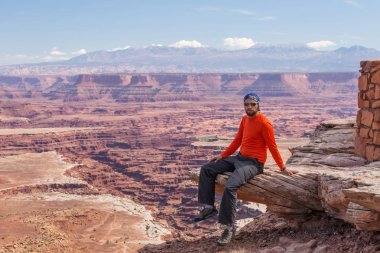 Uzun yürüyüşe çıkan kimse Canyonlands Milli Parkı'nda Utah, ABD