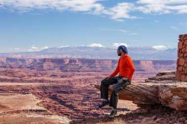 Uzun yürüyüşe çıkan kimse Canyonlands Milli Parkı'nda Utah, ABD
