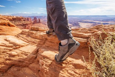 Uzun yürüyüşe çıkan kimse Canyonlands Milli Parkı'nda Utah, ABD