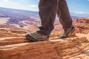 Uzun yürüyüşe çıkan kimse Canyonlands Milli Parkı'nda Utah, ABD