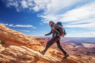 Uzun yürüyüşe çıkan kimse Canyonlands Milli Parkı'nda Utah, ABD
