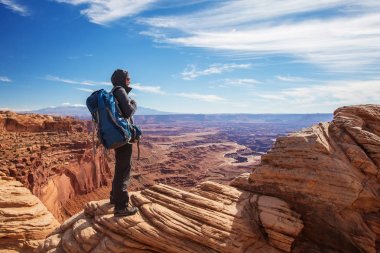 Uzun yürüyüşe çıkan kimse Canyonlands Milli Parkı'nda Utah, ABD