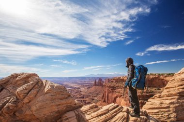 Uzun yürüyüşe çıkan kimse Canyonlands Milli Parkı'nda Utah, ABD
