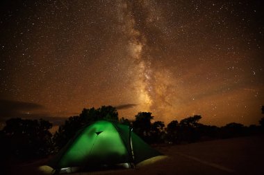 Bir gece dakest palces Canyonlands Milli Parkı'nda Utah, ABD gece gökyüzünün manzarası