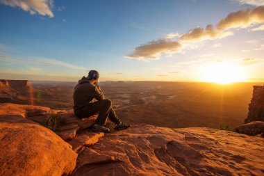 Uzun yürüyüşe çıkan kimse karşılar günbatımı Grand view point Canyonlands Milli Parkı'nda Utah, ABD