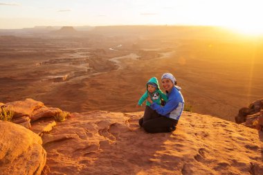Bir anne ve bebek oğlu Canyonlands Milli Parkı Utah, ABD ziyaret edin
