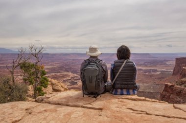 Uzun yürüyüşe çıkan kimse Canyonlands Milli Parkı'nda Utah, ABD