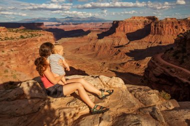 Bir anne ve bebek oğlu Canyonlands Milli Parkı Utah, ABD ziyaret edin