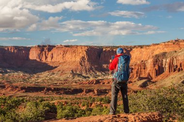 Uzun yürüyüşe çıkan kimse Utah, ABD Capitol resif Ulusal Park