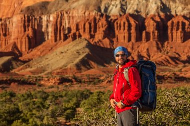 Uzun yürüyüşe çıkan kimse Utah, ABD Capitol resif Ulusal Park
