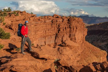 Uzun yürüyüşe çıkan kimse Utah, ABD Capitol resif Ulusal Park