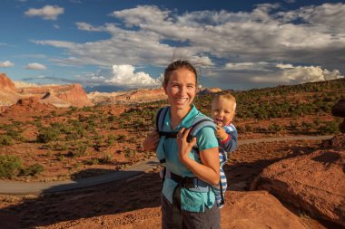 Bir anne ve bebek oğlu Utah, ABD Capitol resif Ulusal Parkı ziyaret edin