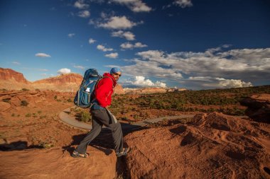 Uzun yürüyüşe çıkan kimse Utah, ABD Capitol resif Ulusal Park