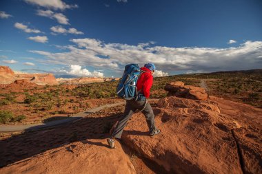 Uzun yürüyüşe çıkan kimse Utah, ABD Capitol resif Ulusal Park
