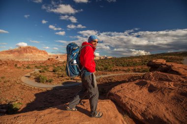 Uzun yürüyüşe çıkan kimse Utah, ABD Capitol resif Ulusal Park