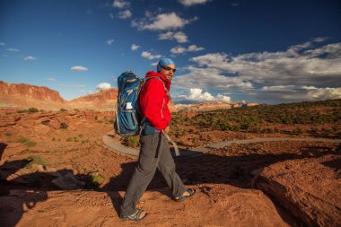 Uzun yürüyüşe çıkan kimse Utah, ABD Capitol resif Ulusal Park