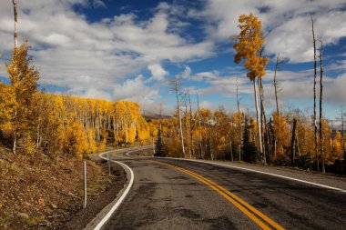 Dağlık doğal görünümüne karanlık yol 12 Utah, ABD tarihinde