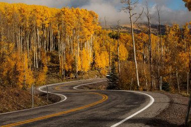 Dağlık doğal görünümüne karanlık yol 12 Utah, ABD tarihinde