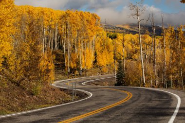 Dağlık doğal görünümüne karanlık yol 12 Utah, ABD tarihinde
