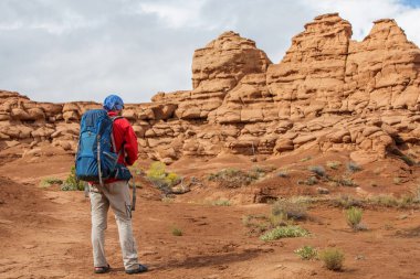 Uzun yürüyüşe çıkan kimse Kodachrome havza Devlet Park Utah, ABD
