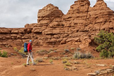 Uzun yürüyüşe çıkan kimse Kodachrome havza Devlet Park Utah, ABD