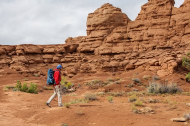 Uzun yürüyüşe çıkan kimse Kodachrome havza Devlet Park Utah, ABD