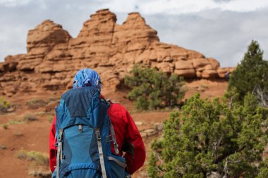 Uzun yürüyüşe çıkan kimse Kodachrome havza Devlet Park Utah, ABD