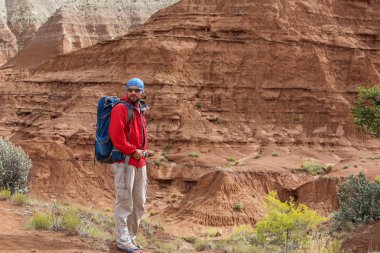 Uzun yürüyüşe çıkan kimse Kodachrome havza Devlet Park Utah, ABD