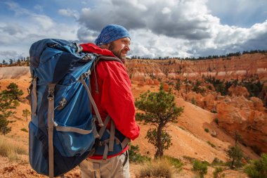 Uzun yürüyüşe çıkan kimse Utah, ABD Bryce canyon Milli Parkı ziyaret