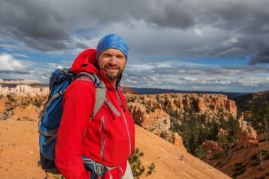 Uzun yürüyüşe çıkan kimse Utah, ABD Bryce canyon Milli Parkı ziyaret