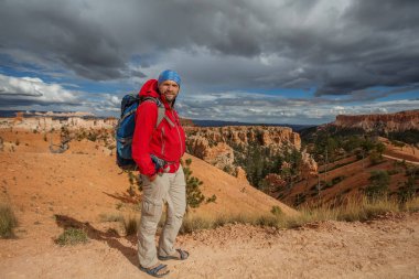 Uzun yürüyüşe çıkan kimse Utah, ABD Bryce canyon Milli Parkı ziyaret