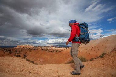 Uzun yürüyüşe çıkan kimse Utah, ABD Bryce canyon Milli Parkı ziyaret