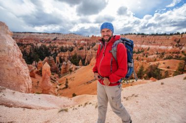 Uzun yürüyüşe çıkan kimse Utah, ABD Bryce canyon Milli Parkı ziyaret