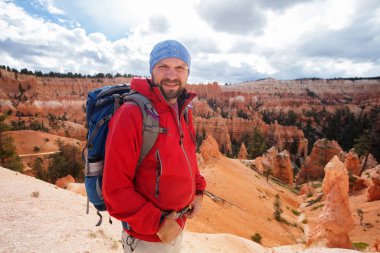 Uzun yürüyüşe çıkan kimse Utah, ABD Bryce canyon Milli Parkı ziyaret